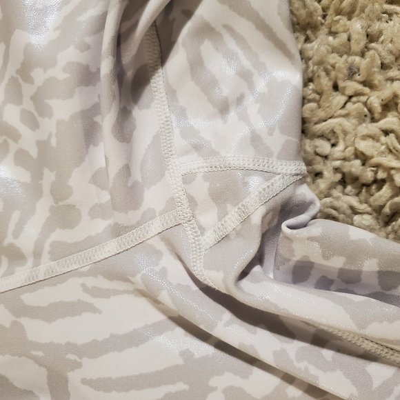 GOOD AMERICAN | Icy Snow Leopard Foil Crop Athletic Yoga Leggings (Size S / 2) - Picture 6 of 8